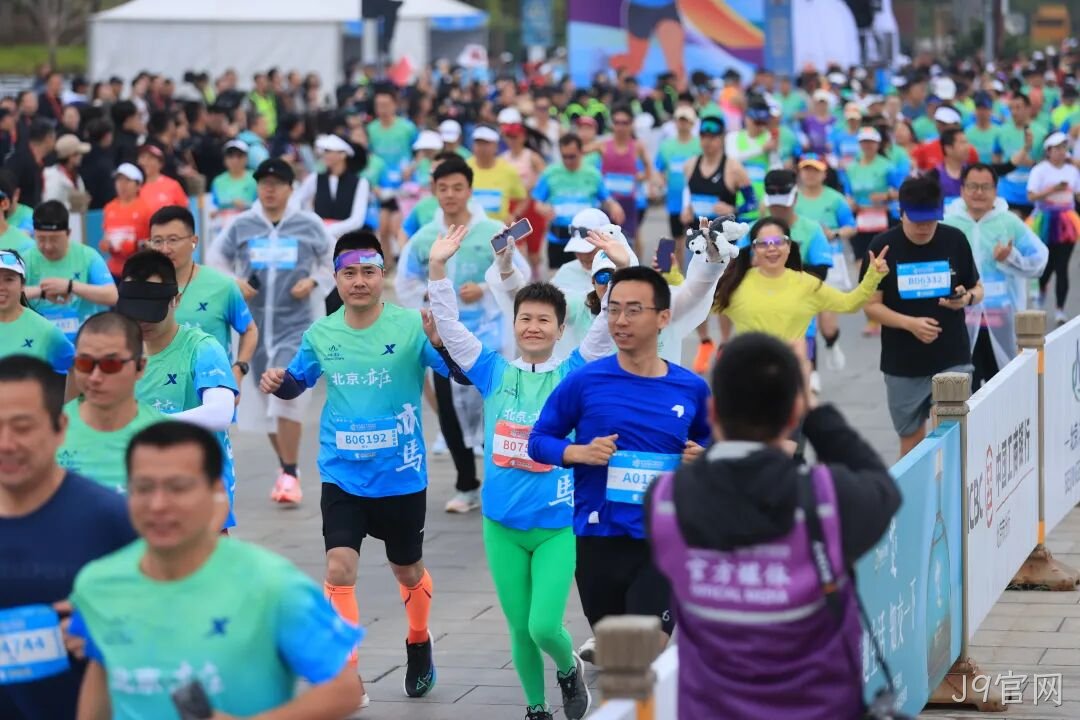 全球首个,人形机器人“跑团”在亦庄!2025北京亦庄半程马拉松暨人形机器人半程马